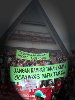 Aksi menentang perampasan tanah masyarakat di DPRD Sumut, Desember 2008