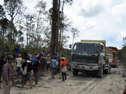 Warga mendapati truk milik TPL di areal Hutan Kemenyan.