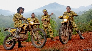Navicula melakukan perjalanan ke Kalimantan dengan berkostum Harimau dan burung Enggang.   |   