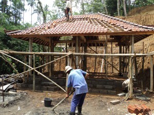 Pembuatan-Gardu-Pandang-Objek-Wisata-Pura-Beji-Pinge-300x225