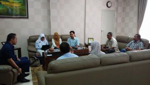 Anggota Konsil LSM Sumut saat audiensi kepada Eddy Syofian (Ka. Badan Kesbangpol Sumut), Selasa, 10/10/2015.