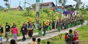 Prosesi pengambilan air dari sumber air Tuk Sikopyah di Desa Serang, Kecamatan Karangreja, Kabupaten Purbalingga, Jawa Tengah, Kamis (4/6/2015), mengawali rangkaian Festival Gunung Slamet I. Festival yang diselenggarakan kelompok wisata masyarakat bersama Dinas Kebudayaan, Pariwisata, Pemuda dan Olahraga Purbalingga itu digelar sebagai ungkapan syukur petani kepada Sang Pencipta melalui kesuburan alam yang menghidupi mereka. Kegiatan budaya ini menjadi perhelatan wisata yang menarik minat ribuan pengunjung.           Foto: KOMPAS/GREGORIUS MAGNUS FINESSO