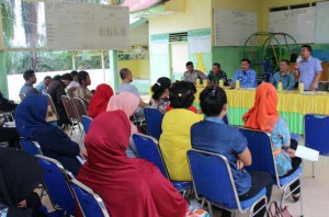 Anta Tarigan dari Bitra Indonesia memaparkan fungsi dan manfaat SID pada kegiatan Sosialisasi SID, Kamis (17/9), di Aula Kantor Desa Tanjung Harap, Kecamatan Serba Jadi, Kabupaten Serdang Bedagai.