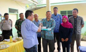 Secara simbolik, Anta Tarigan mewakili Bitra Indonesia menyerahkan bantuan hibah seperangkat komputer untuk pendukung SID di Desa Tanjung Harap pada kegiatan Sosialisasi SID, Kamis (17/9), di Aula Kantor Desa Tanjung Harap. Bantuan diberikan langsung kepada Kades Tanjung Harap Ahmad Zaini Nst, serta disaksikan Camat Serba Jadi Nasaruddin Nst dan unsur Muspika Kecamatan Serba Jadi.