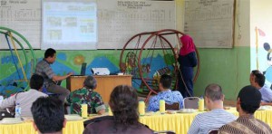 Yuli dan Fachri (operator SID dan jurnalis warga) mempresentasikan website Desa Tanjung Harap pada kegiatan Sosialisasi SID, Kamis (17/9), di Aula Kantor Desa Tanjung Harap.