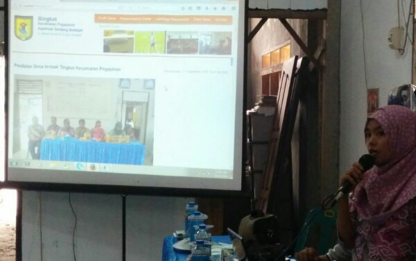 Safitri Nurmalasari sedang mempresentasekan SID desa Bingkat, Kec Pegajahan, Kab. Serdang Bedagai