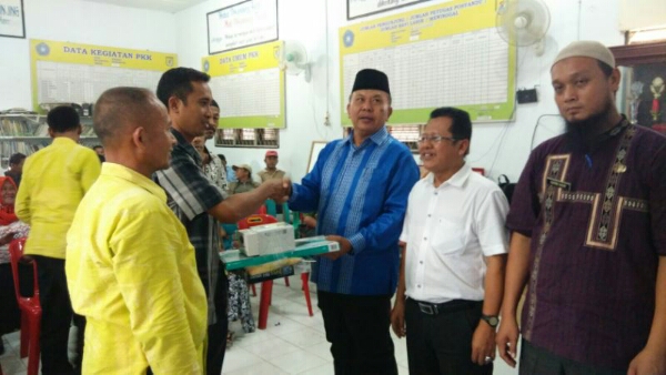 Penyerahan dilakukan oleh pendiri Bitra, Ir H Soekirman bersama KBP, Wahyudhi kepada Rusdi, Kepala Desa Bingkat, Kec Pegajahan, Kab Serdang Bedagai