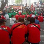 Massa Demo Tolak Omnibus Law di DPRD Sumut, Lalu Lintas Dialihkan