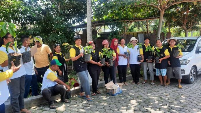 Momen Hari Lingkungan Hidup, Bitra Indonesia Tanam Pohon dan Bersih-bersih di Nagori Panombeian
