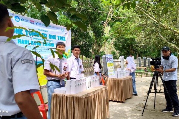 SMA Negeri 1 Dolok Masihul Terapkan 1 Tumbler 1 Pohon