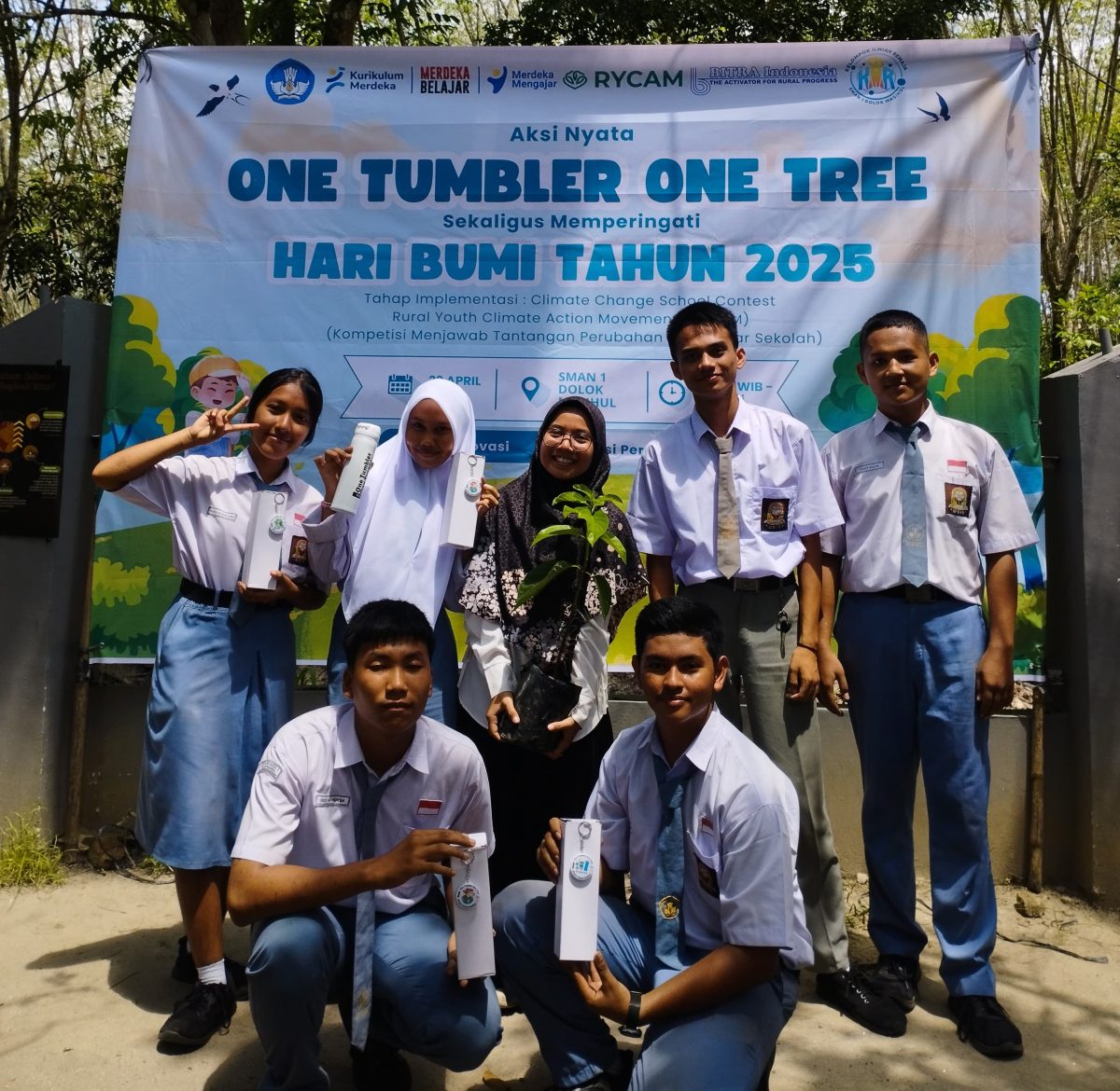 SMAN 1 Dolok Masihul Bergerak: One Tumbler One Tree untuk Sekolah dan Lingkungan Lebih Hijau